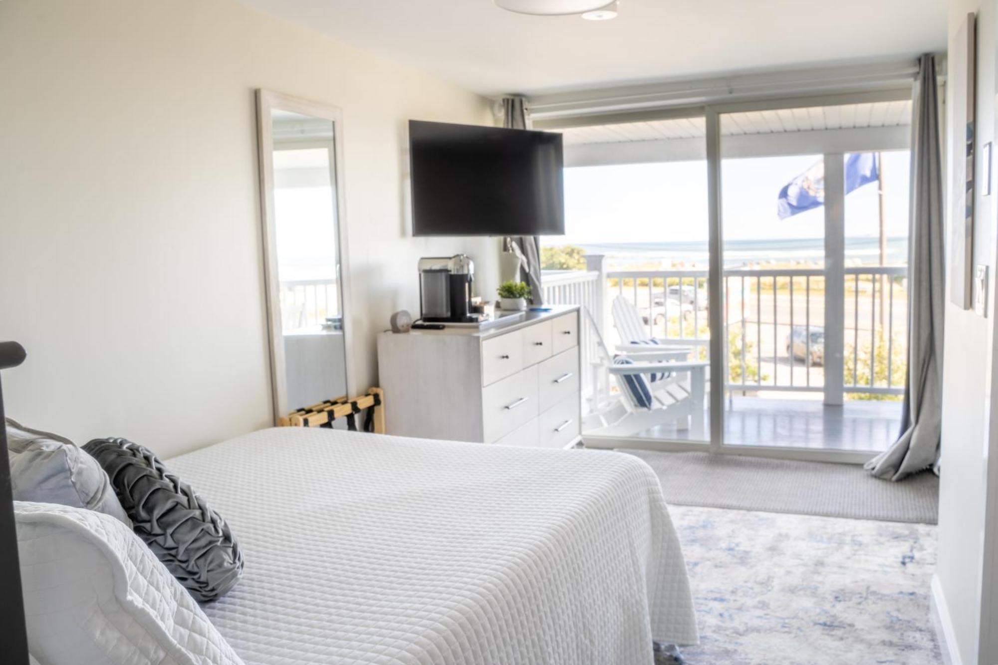 935 Ocean, A Beachside Inn ハンプトン エクステリア 写真